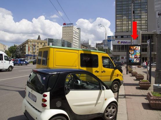 Фото рекламної площини за адресою Победы пл., 3, возле универмага "Украина", в сторону бул. Шевченко