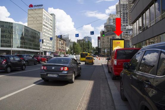 Фото рекламной плоскости по адресу Победы пл., 1, на светофоре, возле гостиницы "Лыбидь", в сторону бул. Шевченко
