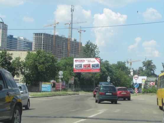 Фото рекламной плоскости по адресу Євгена Сверстюка (Марини Раскової), 21а рух від проспекту Соборності, ліворуч