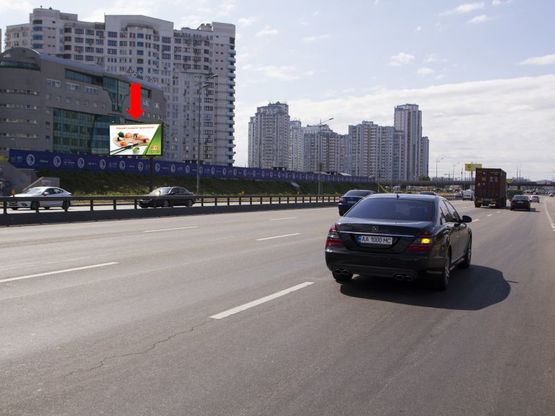 Фото рекламної площини за адресою Бажана пр. 12, ст. м. "Осокорки", возле супермаркета "Varus", в сторону центра