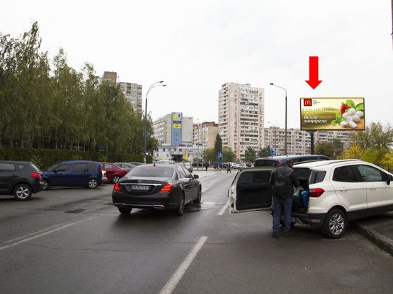 Фото рекламной плоскости по адресу Гришко, 10 - пр. Григоренко, напротив ресторона "Тарелка", в сторону супермаркетов "Метро", "Эпицентр"