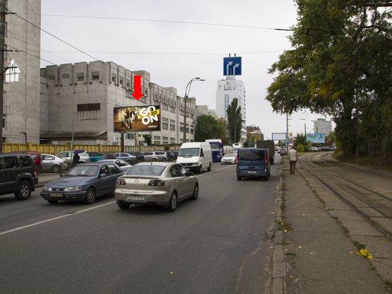 Фото рекламної площини за адресою Дегтяревская ул. 51, на светофоре, в сторону пр. Победы
