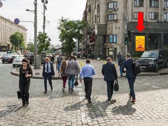 Фото рекламной плоскости по адресу Крещатик ул., 4 / Трехсвятительская ул., в сторону Независимости пл.
