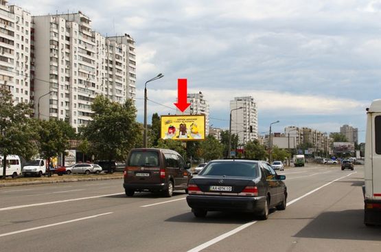 Фото рекламной плоскости по адресу Ревуцкого ул., 15, через дорогу, разделитель, в сторону ст. м. "Харьковская"