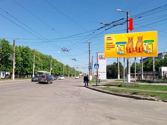 Фото рекламной плоскости по адресу Тельнова ул. (бывш. Правды пр.) / Коваленко ул. (бывш. Конева ул.), возле супермаркетов "Велика Кишеня", "Comfy", в центр