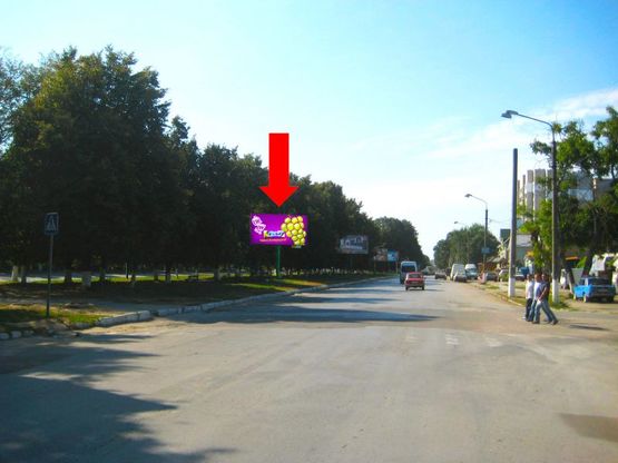 Фото рекламной плоскости по адресу Грушевского ул. / ул. Тимирязева, разделитель, в центр