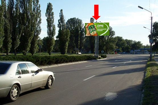 Фото рекламної площини за адресою Б. Набережная ул. (бывш. 50-летия СССР ул.), возле АЗС, разделитель, в центра