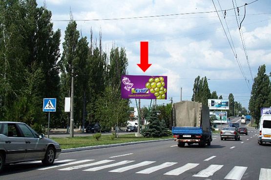 Фото рекламної площини за адресою Свободы пр. (бывш. 60-летия Октября ул.) 83/1 / ул. Московская разделитель, из центра