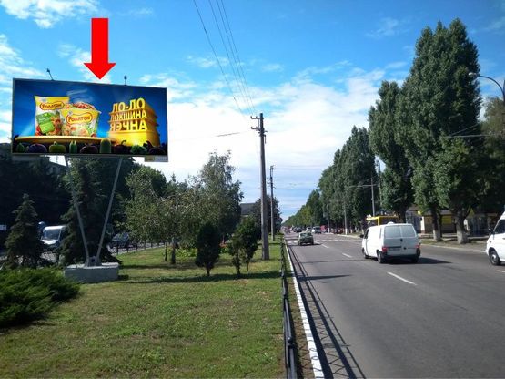 Фото рекламної площини за адресою Свободы пр. (бывш. 60-летия Октября ул.) 83/1 / ул. Московская разделитель, в центр