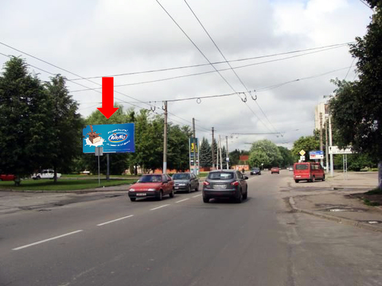 Фото рекламной плоскости по адресу Патона ул., 4, на островке безопасности, АЗС "Окко"