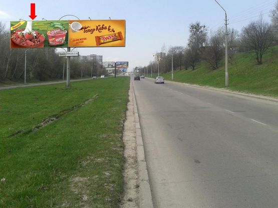 Фото рекламной плоскости по адресу Хуторовка ул., 4, разделитель, напротив оптового рынка "Шувар", в сторону Стрыйской пр., левый