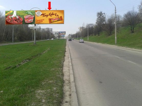 Фото рекламной плоскости по адресу Хуторовка ул., 4, разделитель, напротив оптового рынка "Шувар", в сторону Стрыйской пр., правый