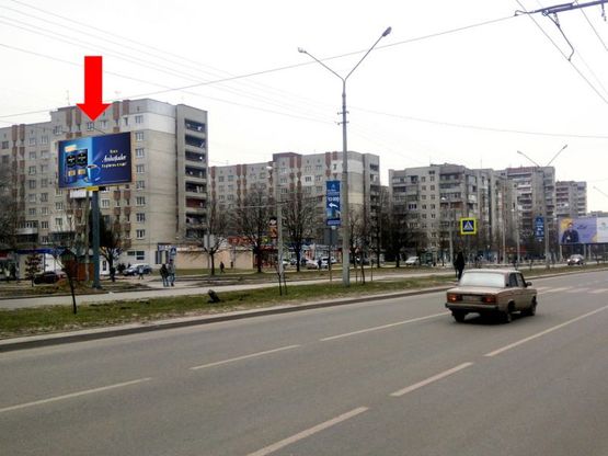 Фото рекламной плоскости по адресу Научная ул., 49, разделитель, возле ПУМБ, супермаркета, в сторону Кульпарковской ул.