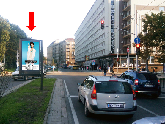 Фото рекламної площини за адресою Черновола пр., 9 / Зерновая ул., разделитель, возле отеля "Львов", на светофоре, в центр