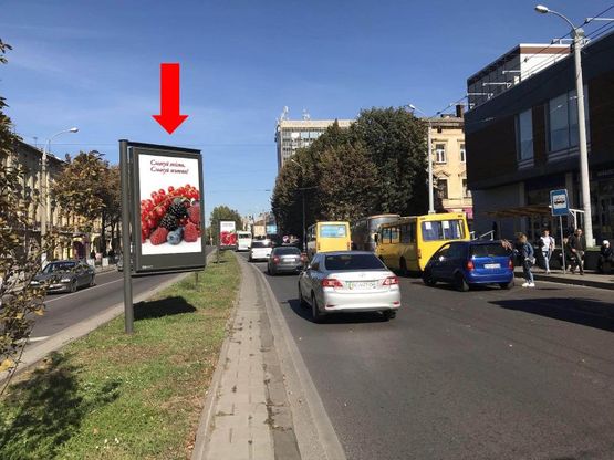 Фото рекламной плоскости по адресу Черновола пр., 9 / Зерновая ул., разделитель, возле отеля "Львов", на светофоре, из центра