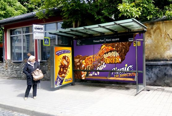 Фото рекламной плоскости по адресу Черновола пр. - Ризни пл., за Оперным театром (остановка "Площадь Ризни"), левая