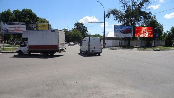 Фото рекламной плоскости по адресу Центральный пр. (бывш. Ленина пр.) / Василевского ул., возле фитнес клуба "Grand", правая