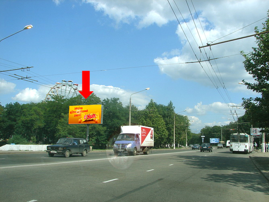 Фото рекламной плоскости по адресу Героев Сталинграда пр., парк Победы, в сторону  АЗС "Amic", супермаркетов "Амстор", "Praktiker", из центра