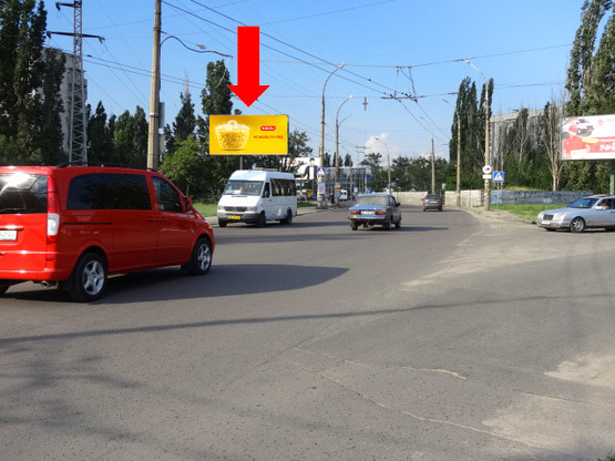 Фото рекламной плоскости по адресу Карпенко ул. / Мореходная ул., возле АЗС "Amic", в центр