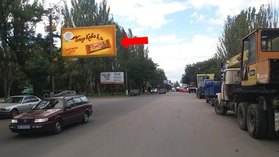 Фото рекламной плоскости по адресу Херсонское шоссе / Чорновола ул. (бывш. Гмырева ул.), возле Николаевского хлебозавода №1, в центр (флажок)