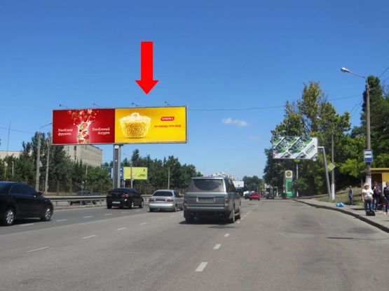 Фото рекламной плоскости по адресу Балковская ул. 54 / Грушевского ул., разделитель, от моста, заправка "Катрал" в центр, правый