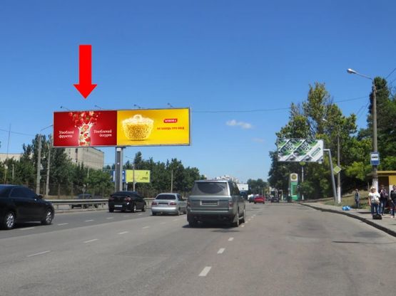 Фото рекламної площини за адресою Балковская ул. 54 / Грушевского ул., разделитель, от моста, заправка "Катрал" в центр, левый