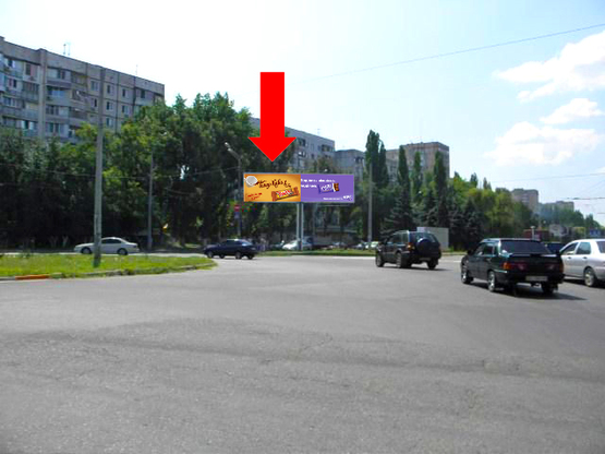 Фото рекламной плоскости по адресу Небесной Сотни пр. (бывш. Жукова пр.) 75 / Левитана ул., возле супермаркета "Копейка", разделитель, из центра, левая