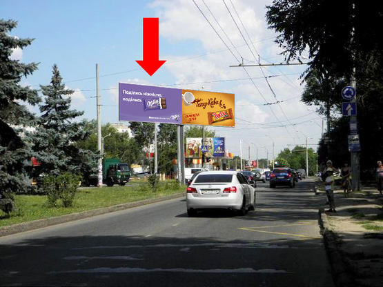 Фото рекламной плоскости по адресу Небесной Сотни пр. (бывш. Жукова пр.) 75 / Левитана ул., возле супермаркета "Копейка", разделитель, в центр, левая