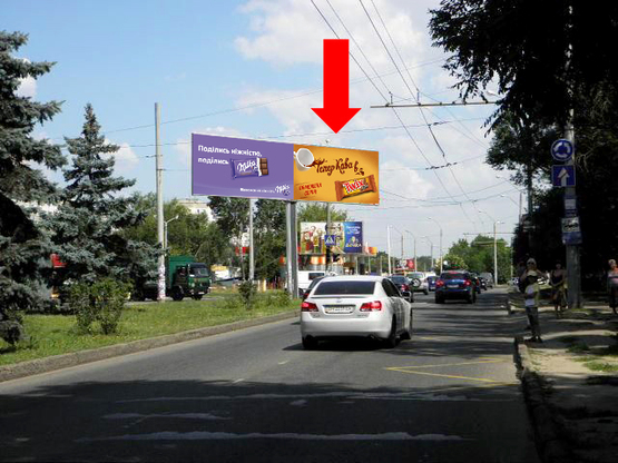Фото рекламной плоскости по адресу Небесной Сотни пр. (бывш. Жукова пр.) 75 / Левитана ул., возле супермаркета "Копейка", разделитель, в центр, правая