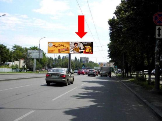 Фото рекламної площини за адресою Рихтера ул. (бывш. Щорса ул.) / Радостная ул., 2/4, в сторону пл. Б.Деревянко, разделитель, правая