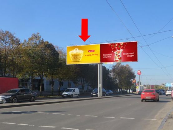 Фото рекламної площини за адресою Рихтера ул. (бывш. Щорса ул.) / Радостная ул., 2/4,со стороны пл. Б.Деревянко, разделитель, левая