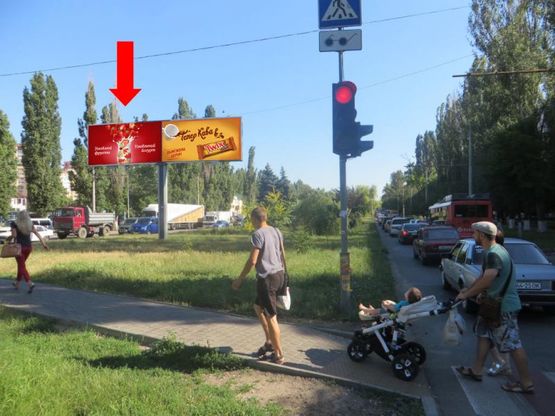 Фото рекламної площини за адресою Небесной Сотни пр. (бывш. Жукова пр.), 4В, разделитель, в центр, левая