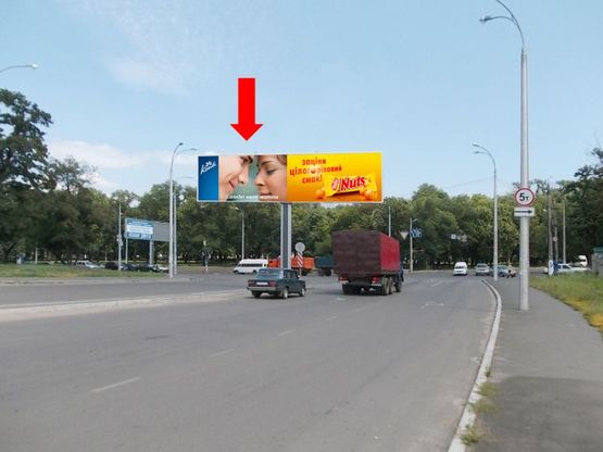 Фото рекламної площини за адресою Балковская ул. / Желябова ул., разделитель, со стороны Желябова ул., левая