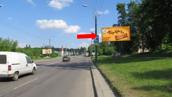 Фото рекламної площини за адресою Киевская ул., 90, между АЗС "ОККО" и автосалонами "Альтра-Авто", "Стронг-С", "Валери М", из центра