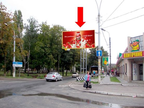 Фото рекламної площини за адресою Бандеры ул. (бывш. Баумана ул.) / Ильинская ул., магазин "Плиточник"