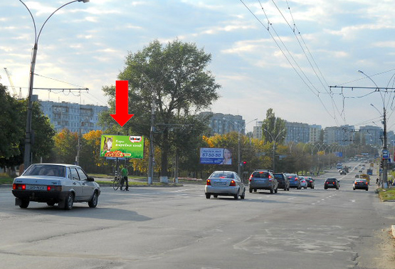 Фото рекламної площини за адресою Харьковская ул. / Табалы ул. (бывш. Парижской Коммуны ул.), возле супермаркета "АТБ", АЗС "ОККО", автосалона "Kia"
