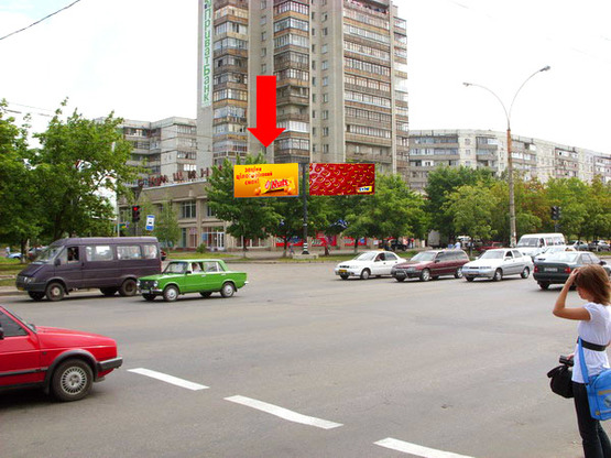 Фото рекламної площини за адресою Харьковская ул., 1, возле ТРЦ "Мануфактура", супермаркетов "Сильпо", "Comfy", левая