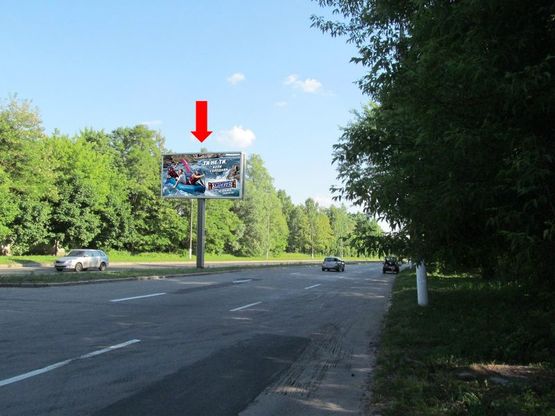 Фото рекламной плоскости по адресу Киевская ул., возле автосалона "Skoda", разделитель