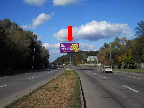 Фото рекламной плоскости по адресу Киевская ул., возле автосалона "Skoda", разделитель