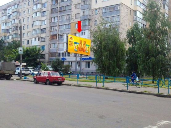 Фото рекламной плоскости по адресу Князей Острожских ул. (бывш. ул. Шелушкова) / ул. Киевская, возле Укргазбанка, на светофоре