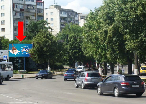 Фото рекламної площини за адресою Победы ул. / ул. Короленко, на светофоре, из центра