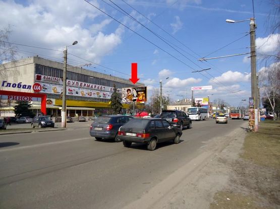 Фото рекламной плоскости по адресу Киевская ул., 87, возле супермаркета Фокстрот, из центра
