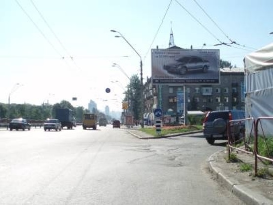 Фото рекламної площини за адресою Победы проспект, съезд/выезд на Вадима Гетьмана (Индустриальная) ул. (путепровод М"Шулявская")