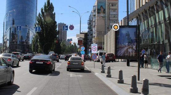 Фото рекламной плоскости по адресу Бассейная ул. ТРЦ Гулливер