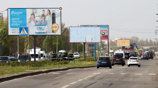 Фото рекламної площини за адресою Богатырская ул.,6А, разделитель, к Вышгороду