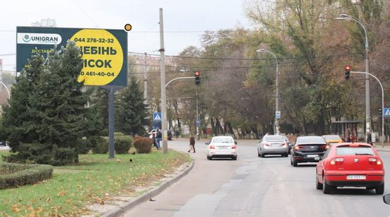 Фото рекламной плоскости по адресу Ивашкевича ул., разделитель, напротив д.№3, к Автозаводской ул.