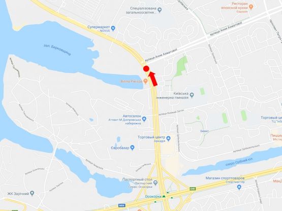 Схема рекламної площини за адресою Днепровская набережная, 47, на светофоре, разделитель, возле ТРЦ "River Mall", в сторону моста Патона