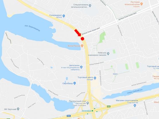 Схема рекламной плоскости по адресу Днепровская набережная, 47, на светофоре, разделитель, возле ТРЦ "River Mall", в сторону Южного моста