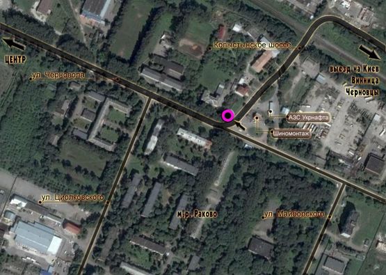 Схема рекламної площини за адресою перехрестя вул.В.Чорновола - вул.Ціолковського. неподалік: зупинка, скупчення МАФів, СТО, шиномонтаж, АЗС "УкрНафта" (в'їзд в місто, в центр)